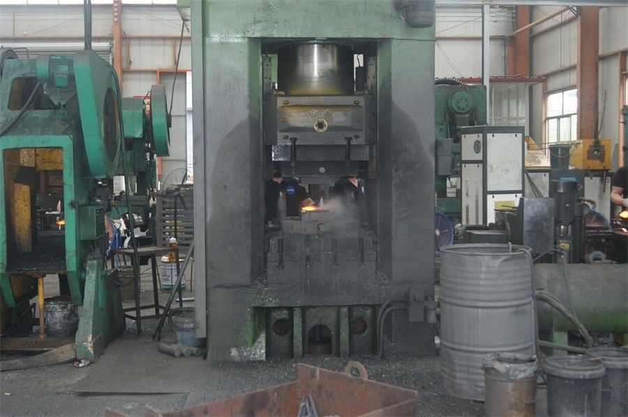 Services de forgeage de précision personnalisée et requis par le client pour les pièces d'acier forgées OEM